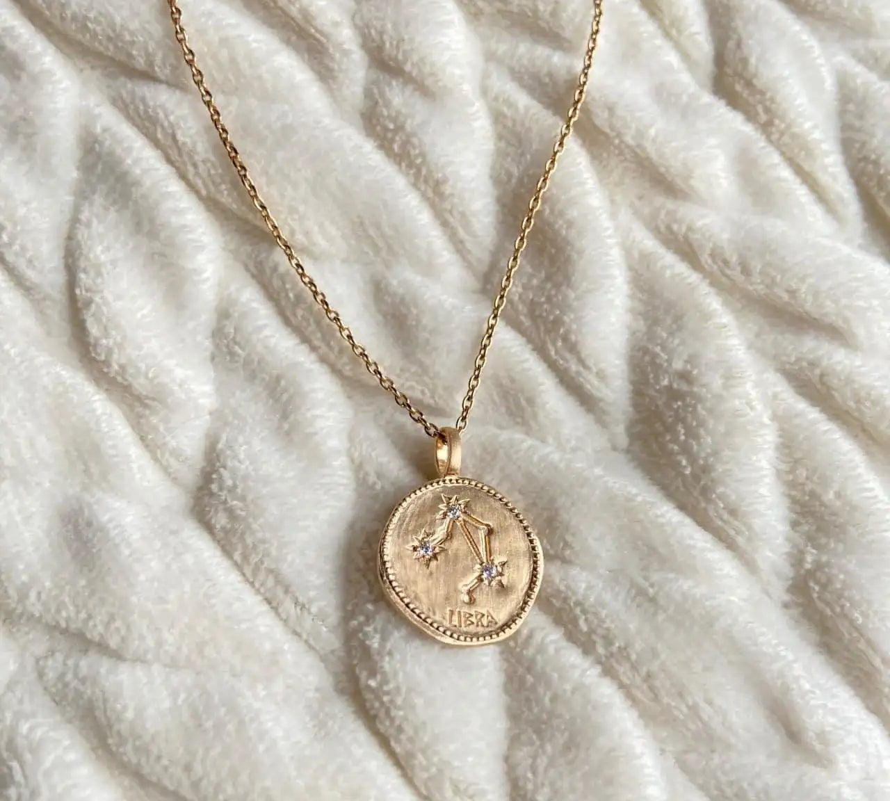 Collier pendentif Balance, chaîne fine, Les Bijoux Chics