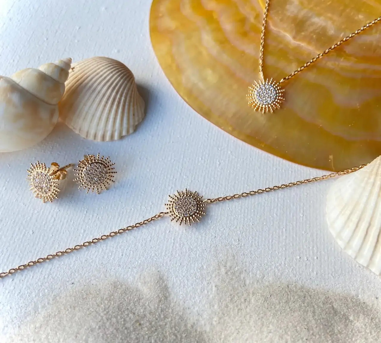 parure bijoux soleil doré, collier, bracelet et boucles d’oreilles avec coquillages