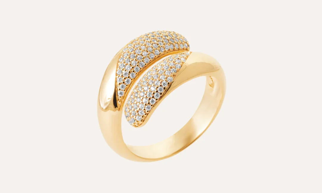Bague dorée chic pavée de zircons, design élégant pour femme, fond neutre