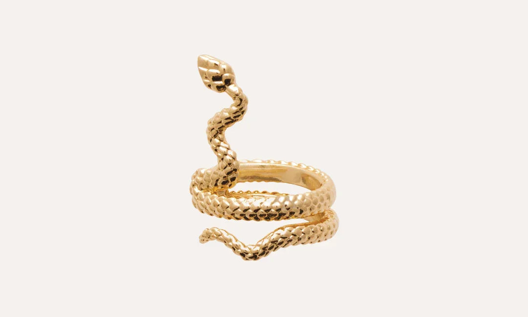 Bague oreille en forme de serpent doré, style bijou chic pour femme, fond clair