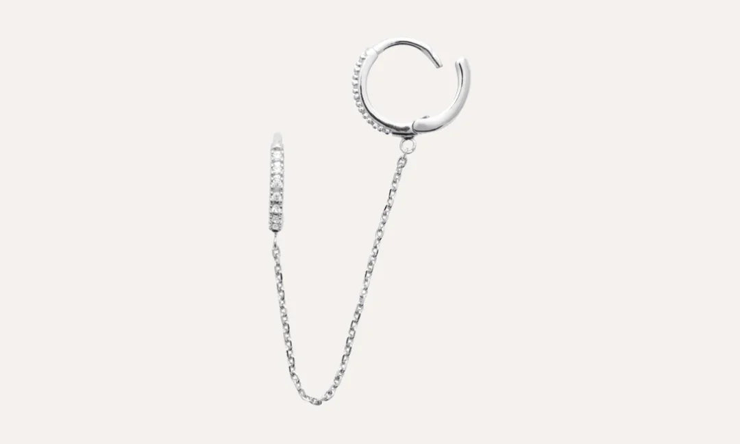 Boucle d’oreille double argentée avec chaîne fine et cristaux, bijou chic moderne