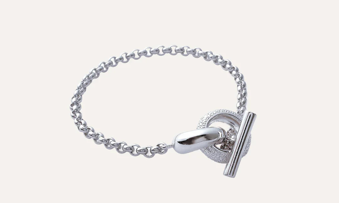 Bracelet femme chaîne argentée avec fermoir barre tendance chic sur fond clair