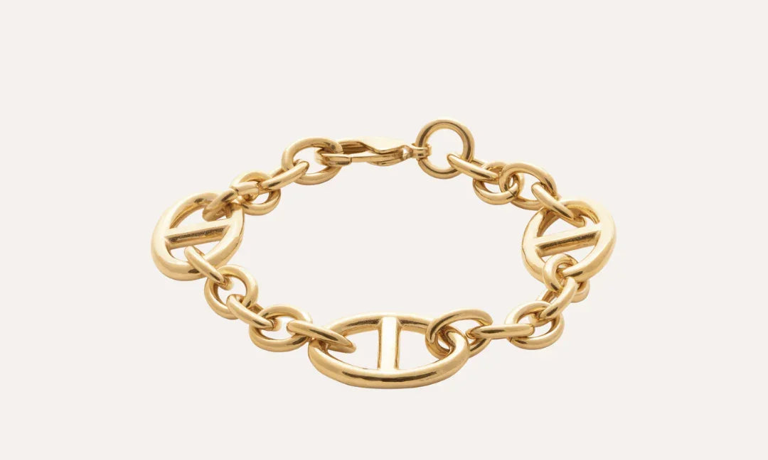 Bracelet chic à maillons en métal doré, élégant, fond neutre