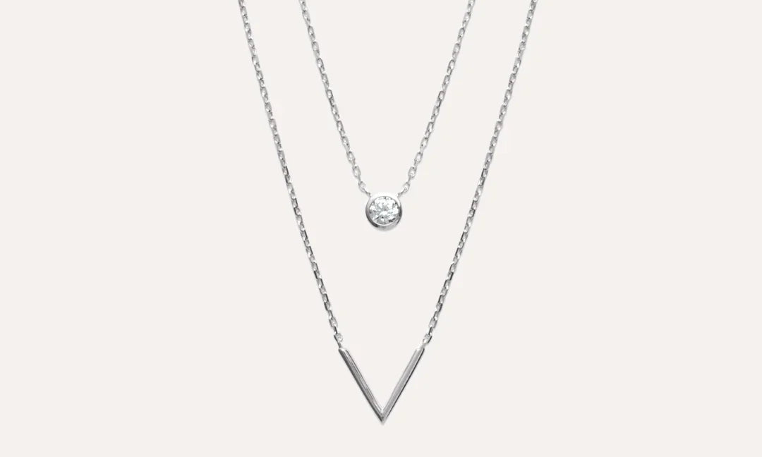 Collier double argent avec pendentif rond et pendentif en V, bijou chic femme.