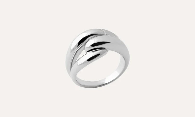 bague argent femme design moderne, anneau large chic sur fond clair