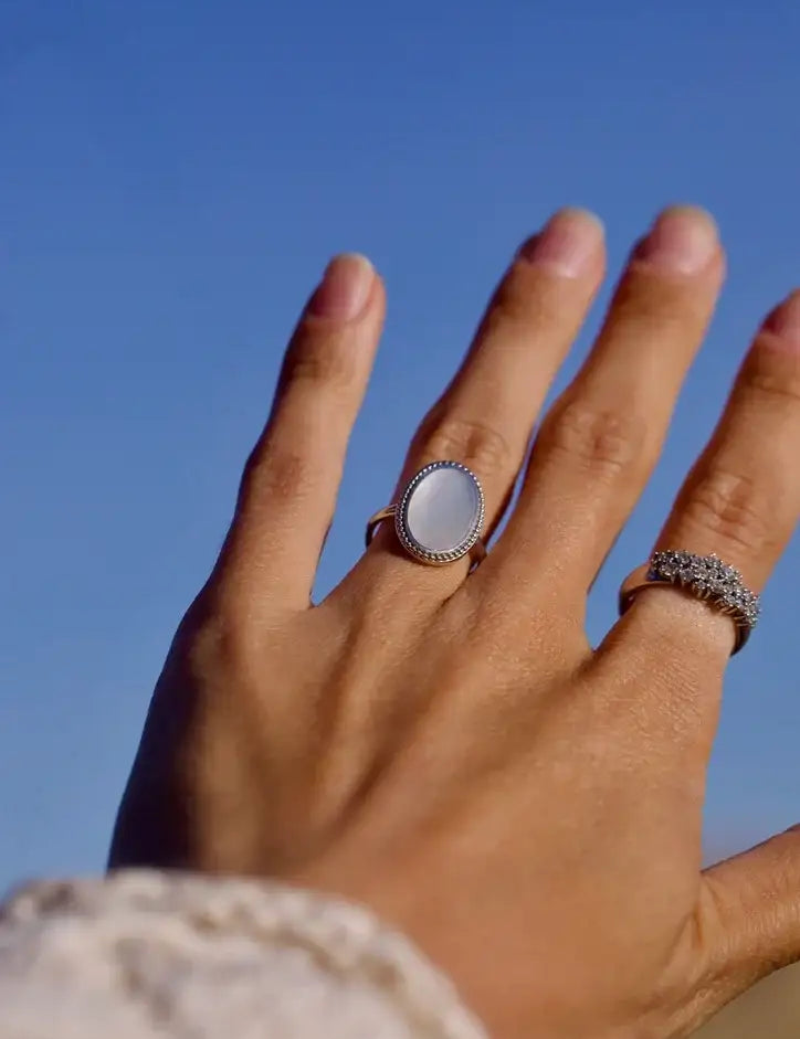 Bague ovale en argent rhodié avec médaillon en nacre blanche surmonté de strass
