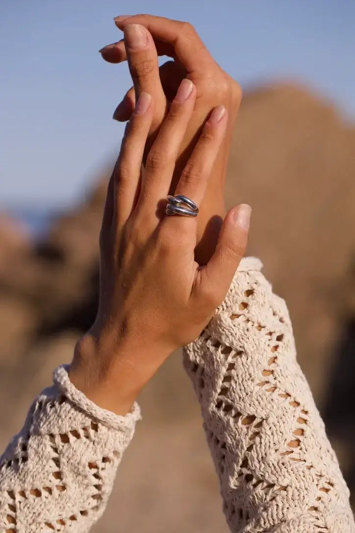 Bague argentée fine 925/000 avec motif discret sur l’anneau