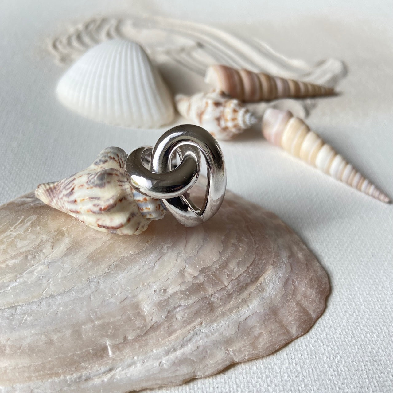 Grosse bague argent rhodié en forme de noeud