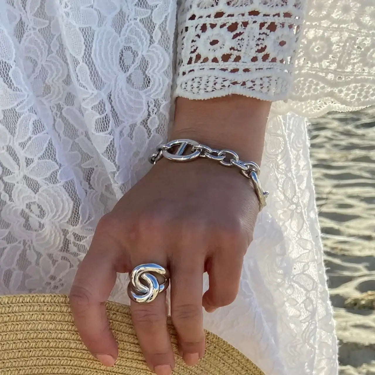 Anello Augustine indossato