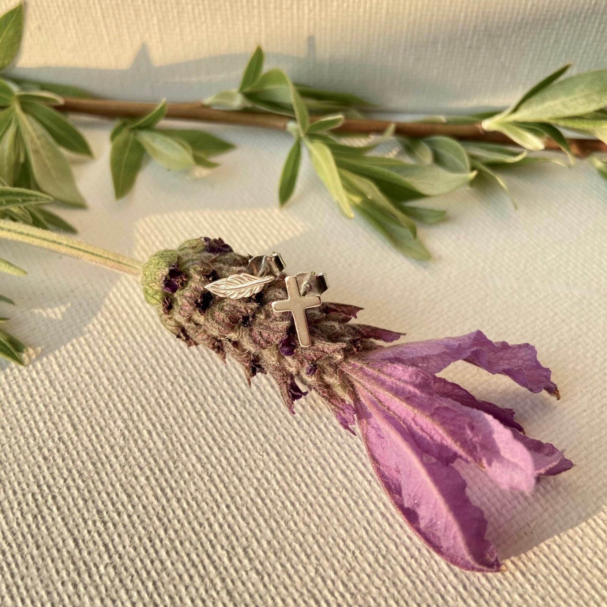Boucles d'oreilles argent rhodié plume et croix