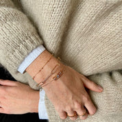 Bracelets plaqué or portés par une jeune fille