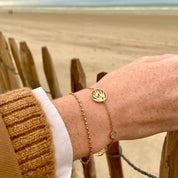 bracelet plaqué or maille fine et motif feuille