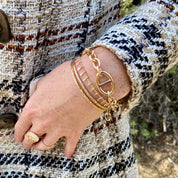 jeune femme portant des bracelets plaqué or 18 k