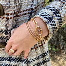 jeune femme portant des bracelets plaqué or 18 k