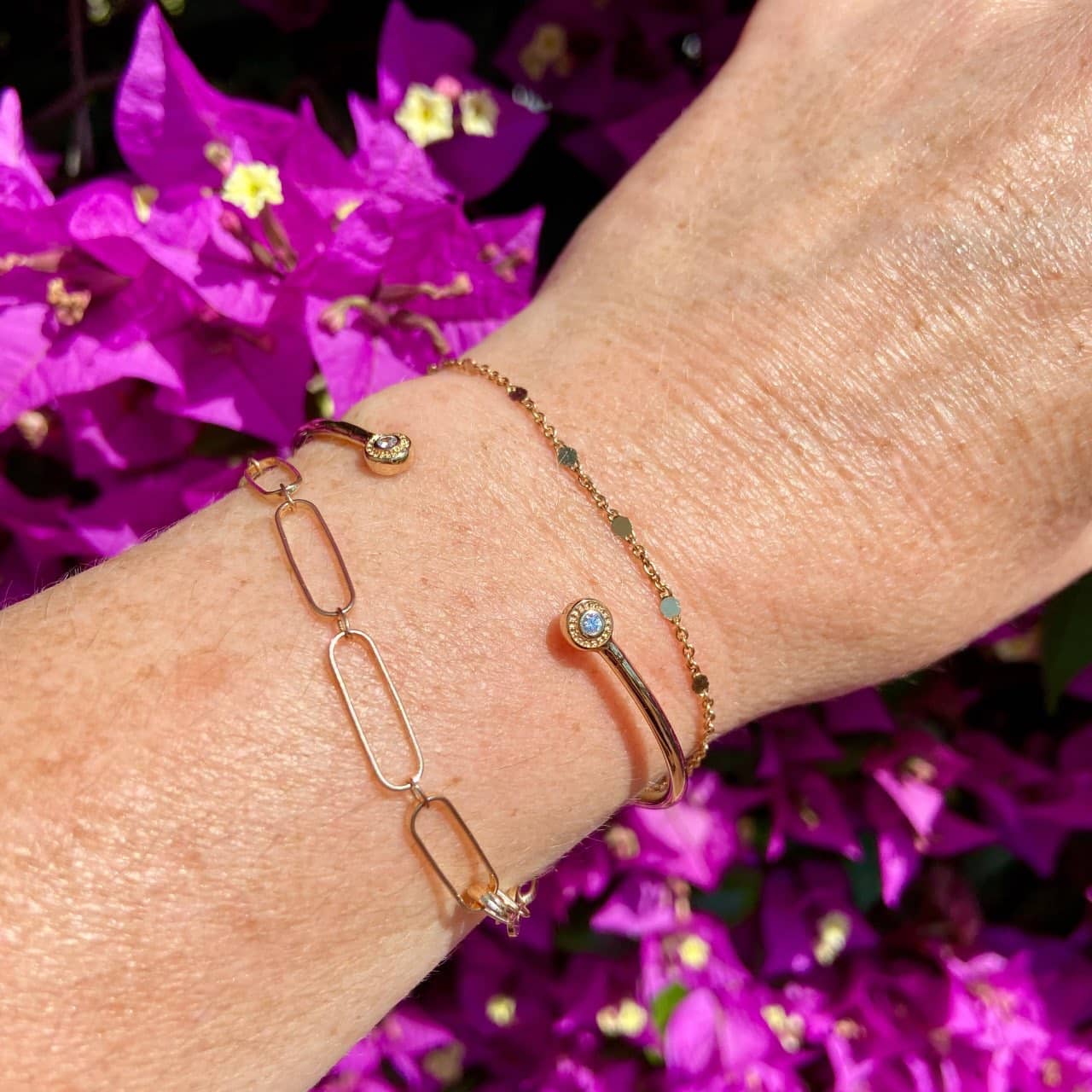 bracelet plaque or maille fine avec des petites pastilles