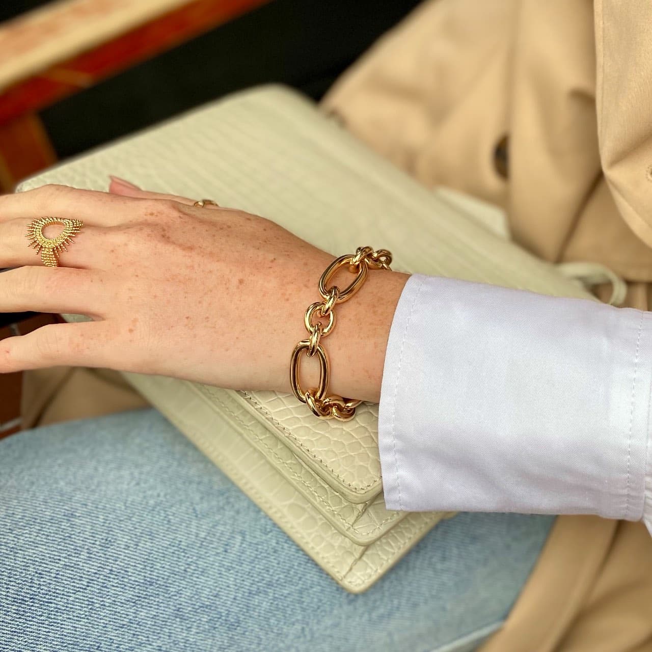 gros plan sur un bracelet plaqué or grosse maille