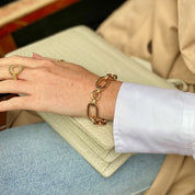 gros plan sur un bracelet plaqué or grosse maille