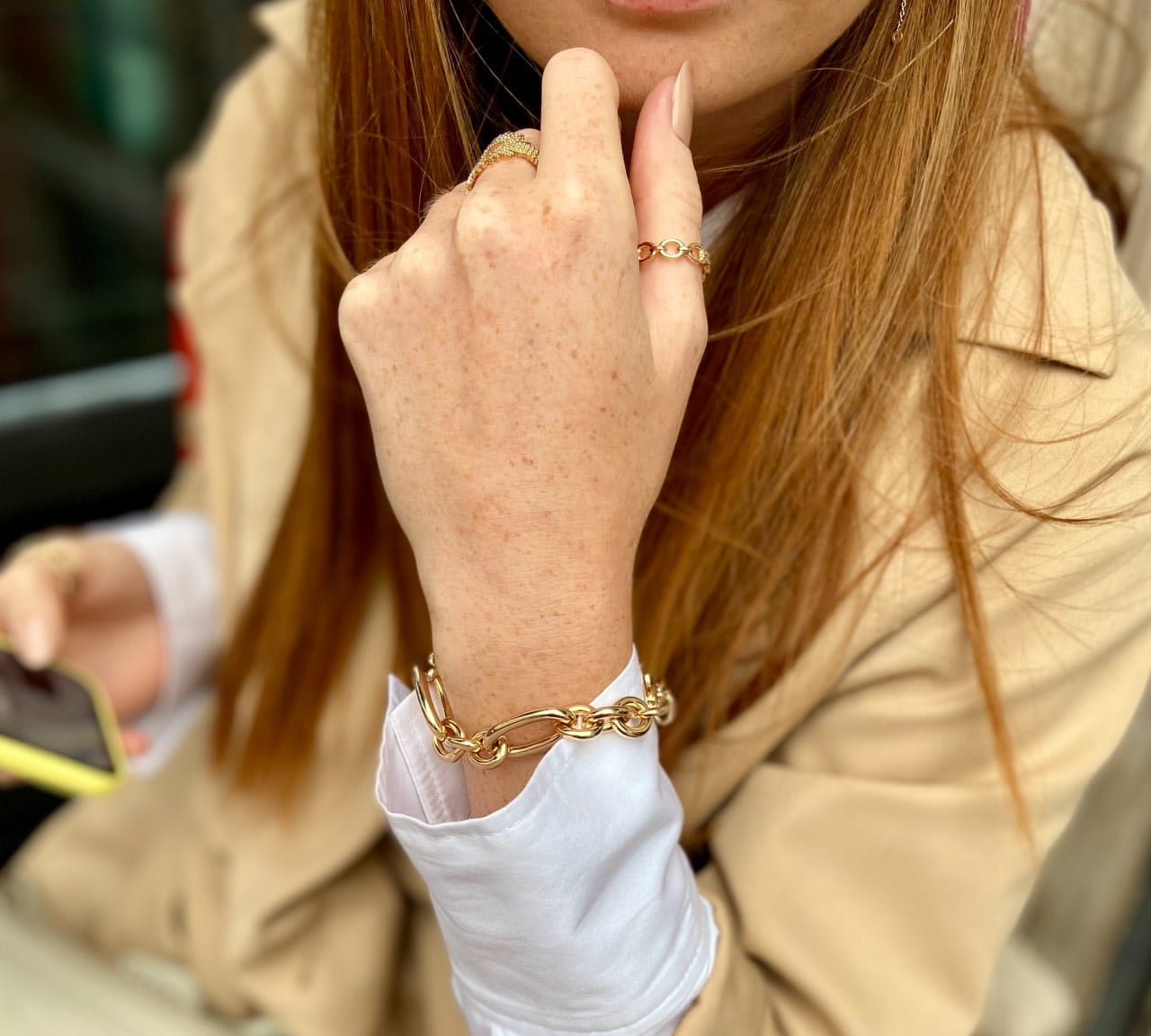 gros bracelet plaque or porté par une jeune femme