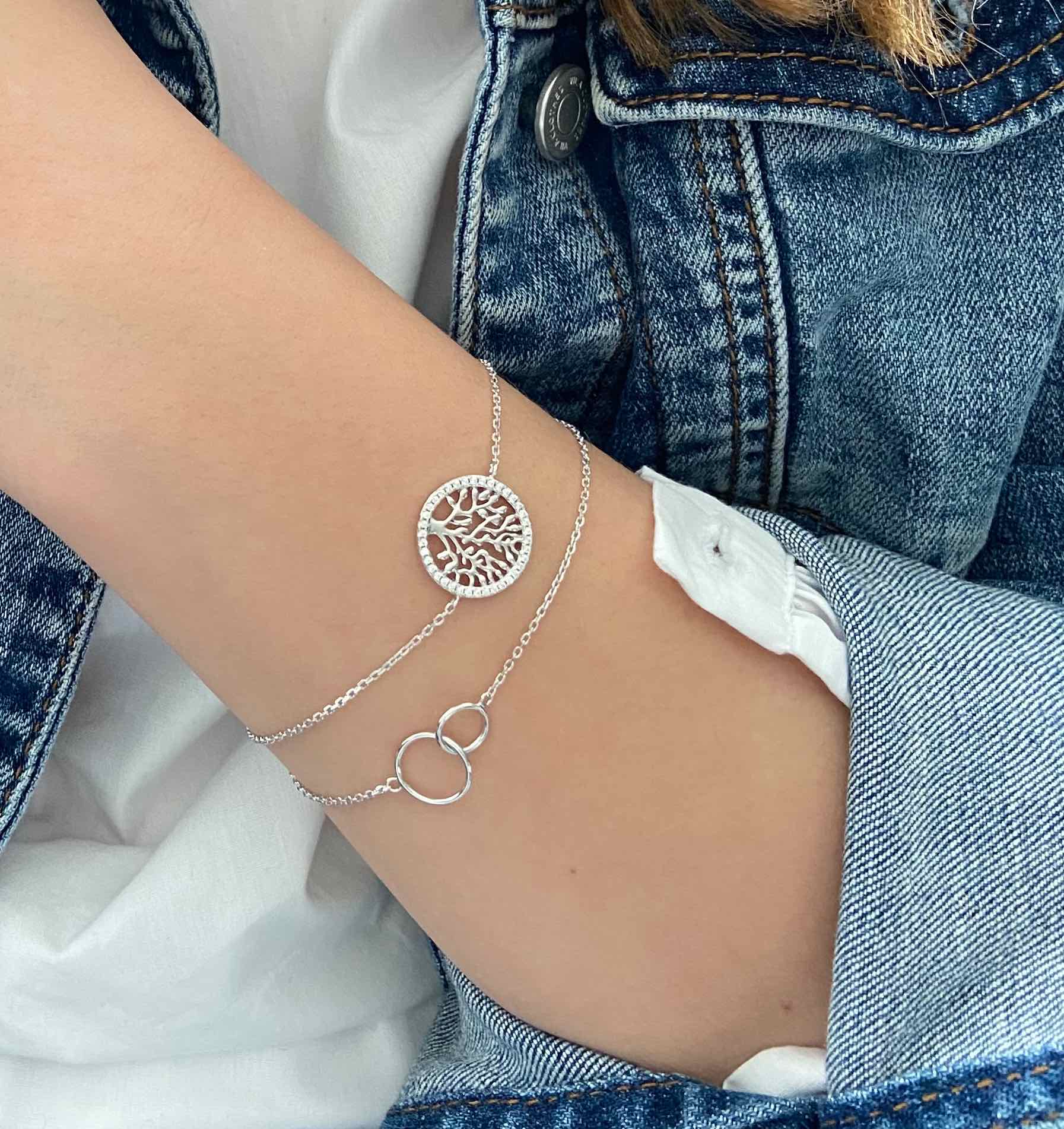 Bracelets argent portés par une jeune fille en jean