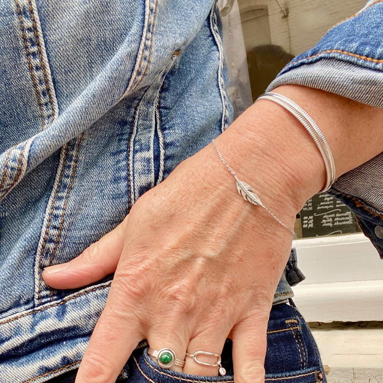 femme portant des bracelets jonc argent