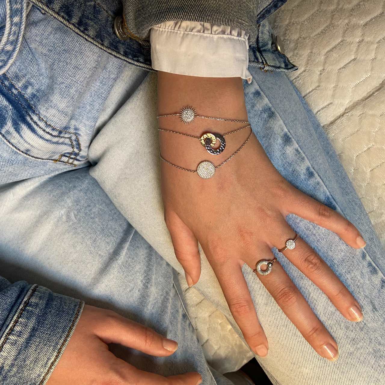 Bracelet argent 925 portés par une jeune femme