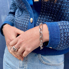 bracelet argent grosse maille portée par une jeune fille en bleu