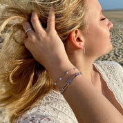 femme portant des bracelets en argent maille cheval