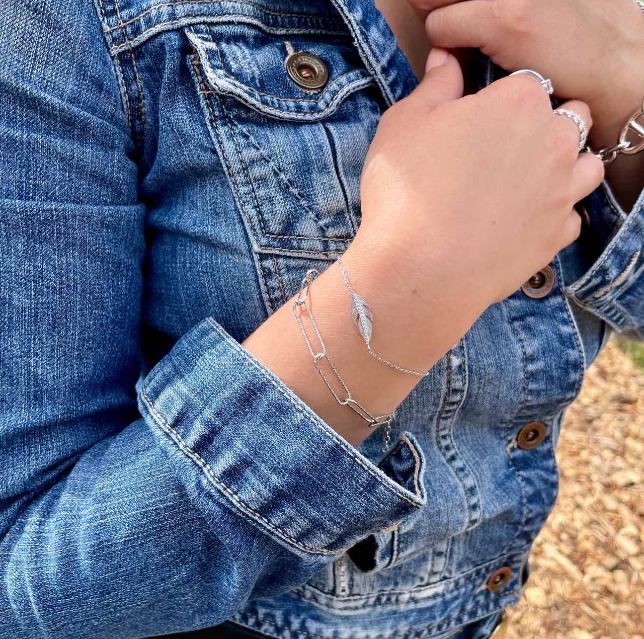 jeune fille en jean portant 2 bracelets argent 925 000