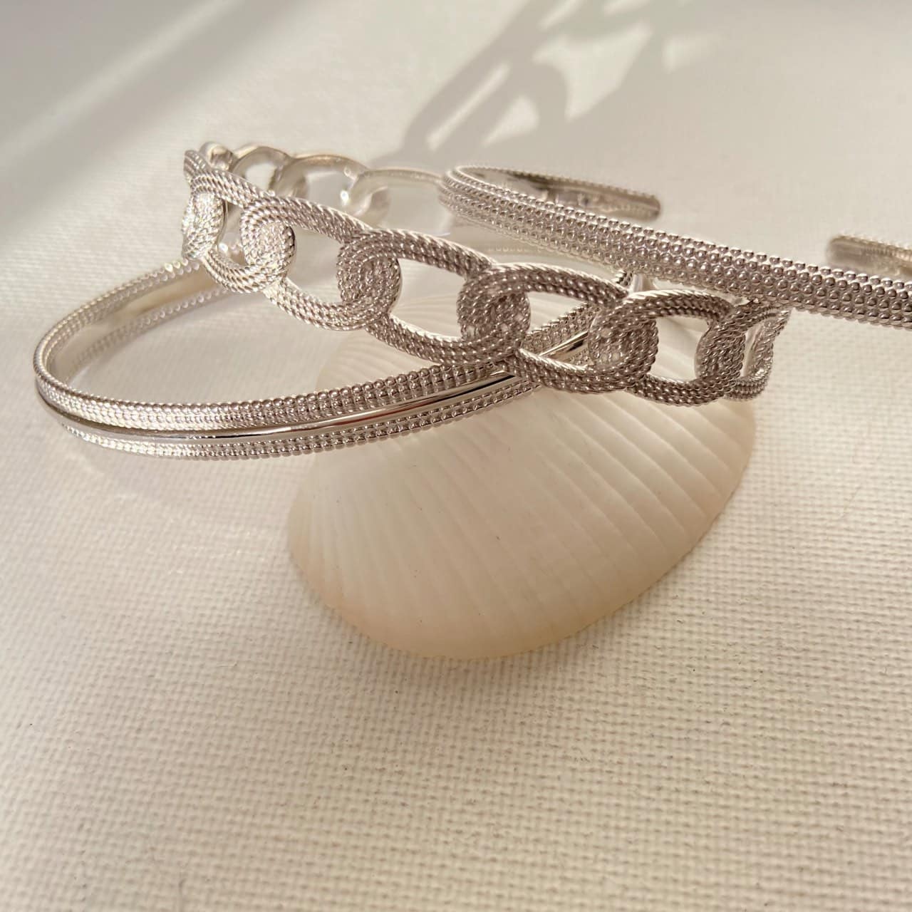 Bracelet jonc argent sur fond coquillage
