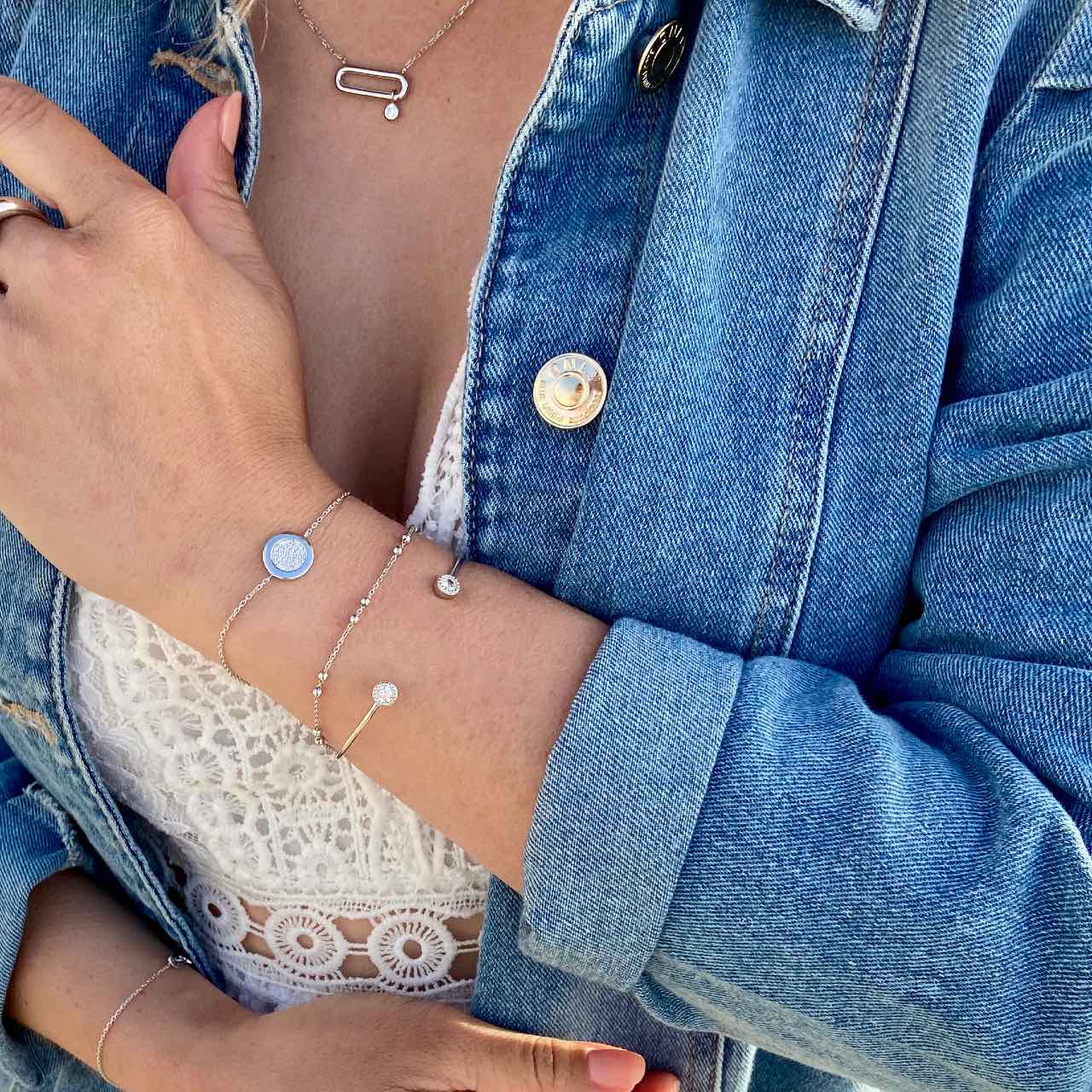 femme portant 3 bracelets en argent 925/000