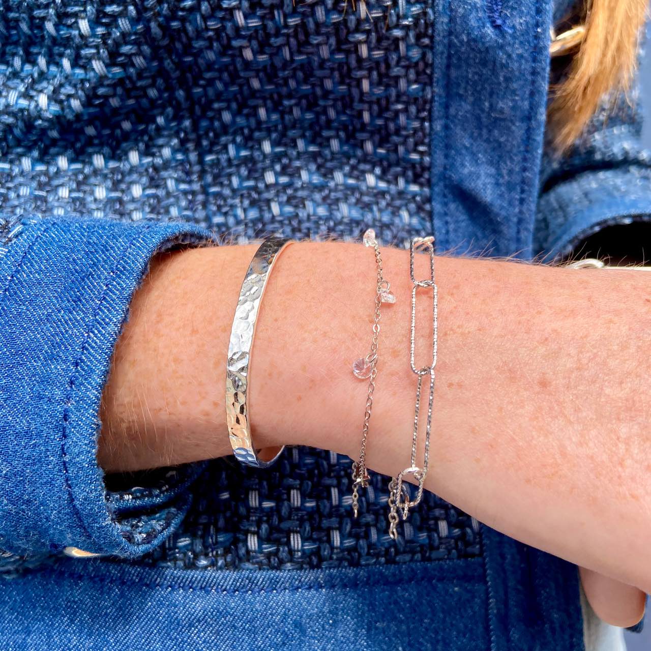 jeune fille portant deux bracelets argent et un jonc martelé