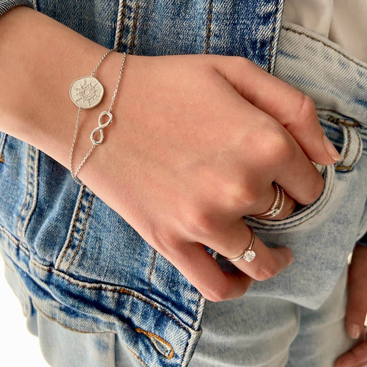 Bracelets en argent portés sur une jeune fille en jean