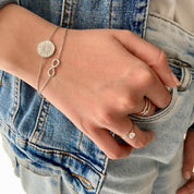 Bracelets en argent portés sur une jeune fille en jean