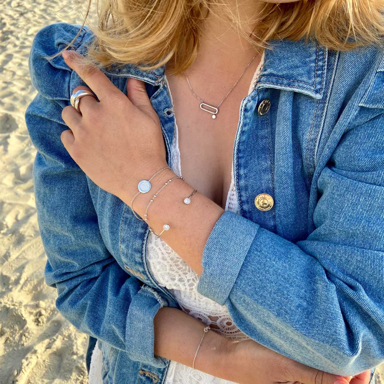 femme portant des bijoux en argent et zirconium