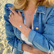 femme portant des bijoux en argent et zirconium