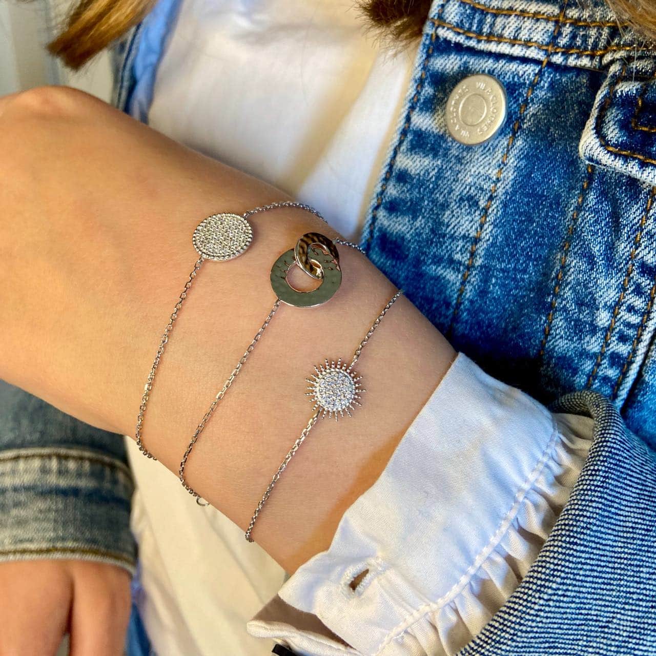 Jeune fille portant 3 bracelets argent