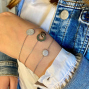 Jeune fille portant 3 bracelets argent