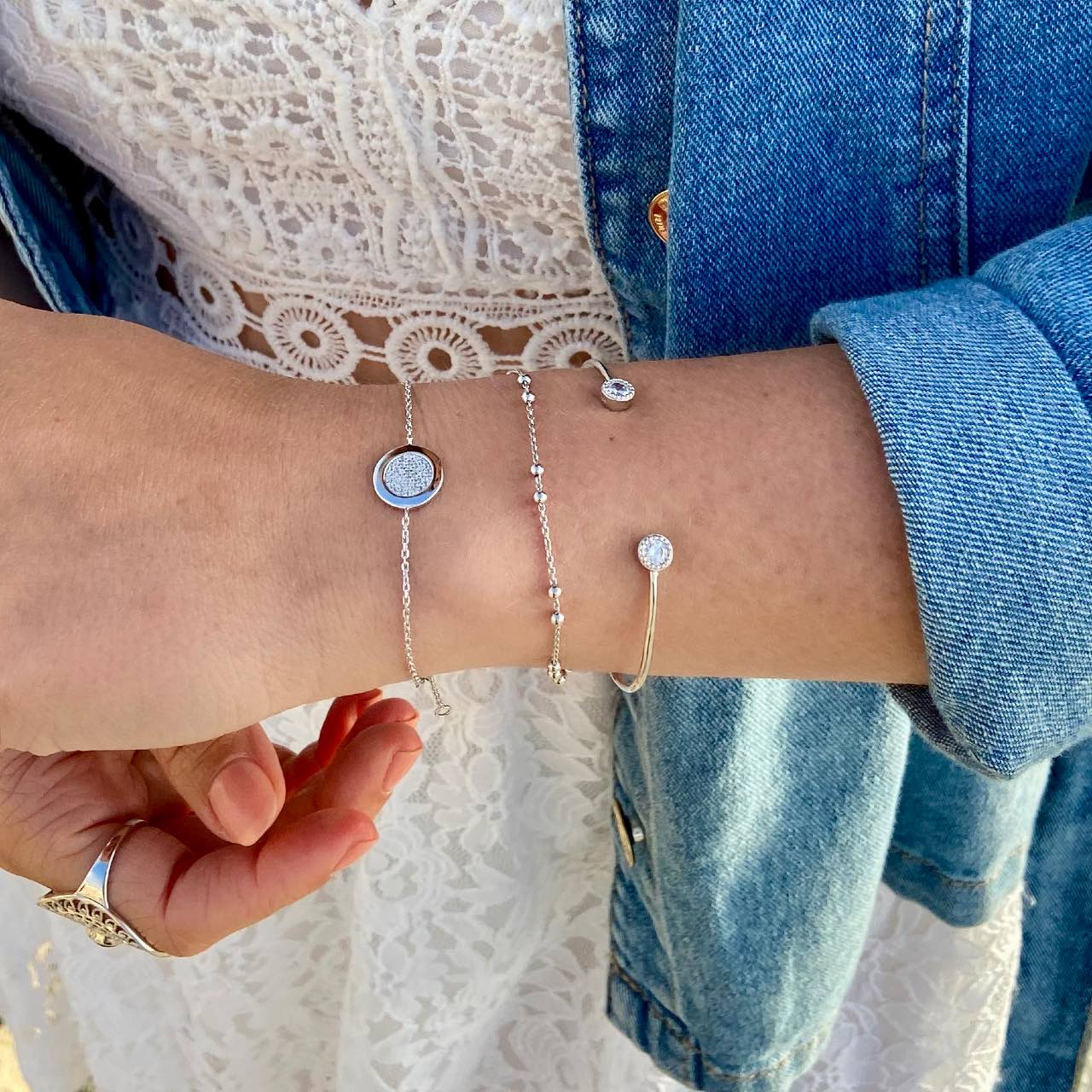 jeune femme portant 3 bracelets en argent rhodié 925