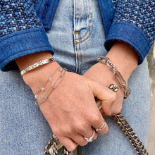jeune en jean portant des bracelets en argent tendance