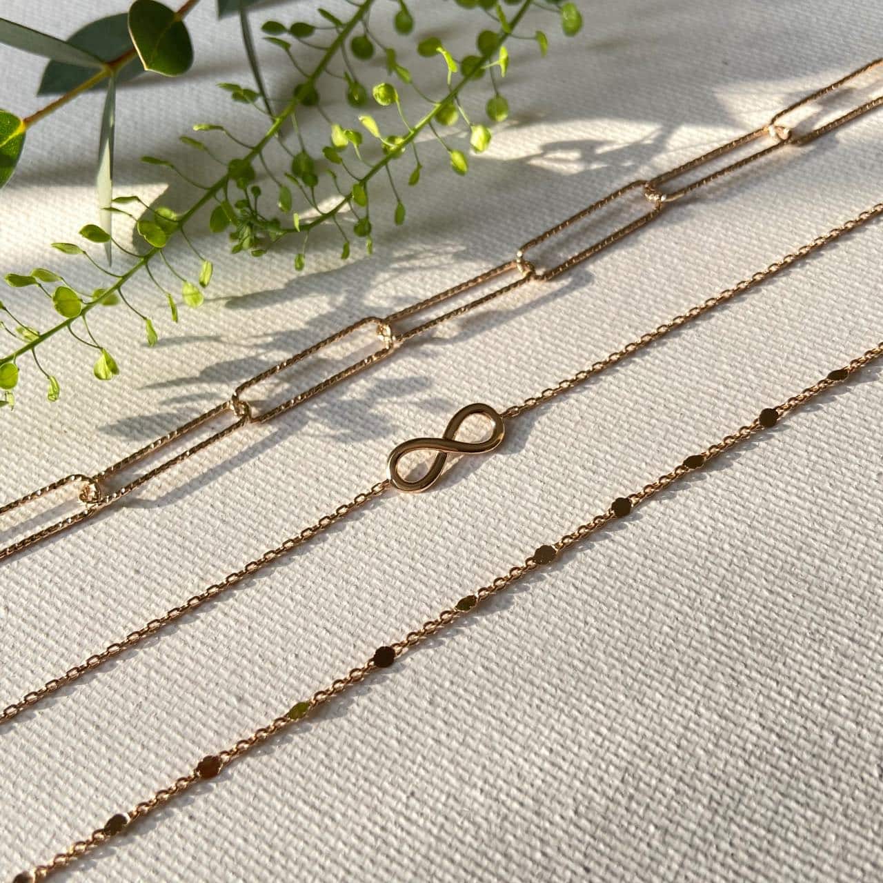 Trois bracelets fantaisie plaqué or