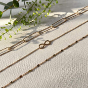 Trois bracelets fantaisie plaqué or