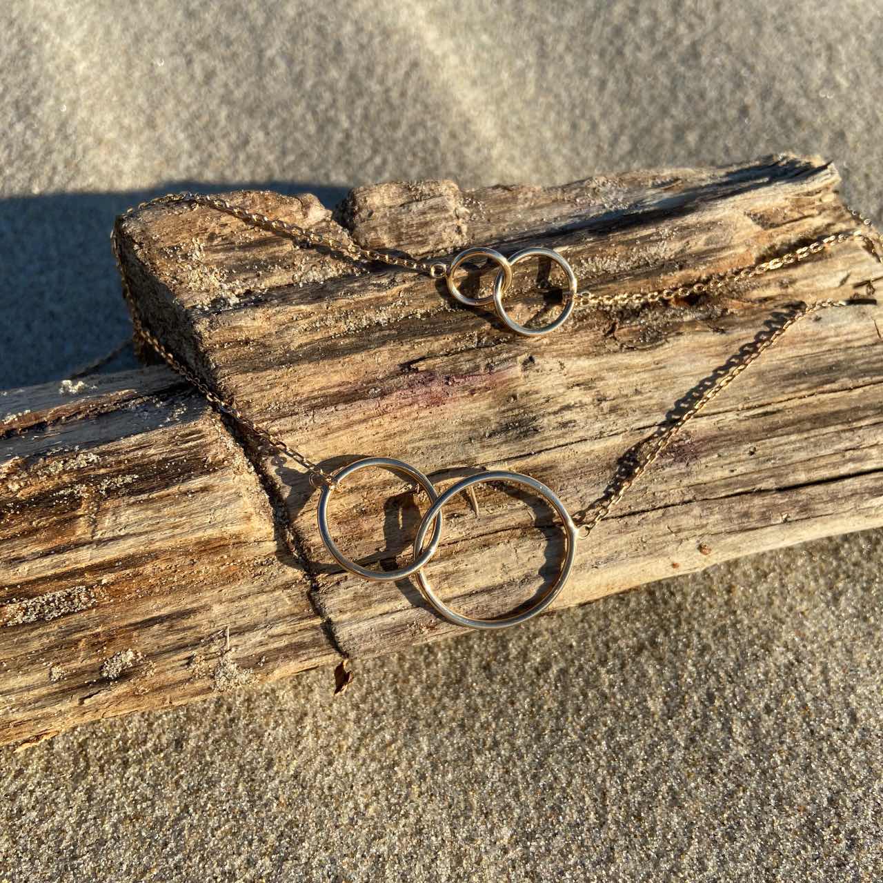 Bijoux fantaisie plaqué or fond sable