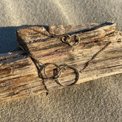 Bijoux fantaisie plaqué or fond sable