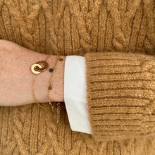 Bracelet plaqué or portés par une jeune fille