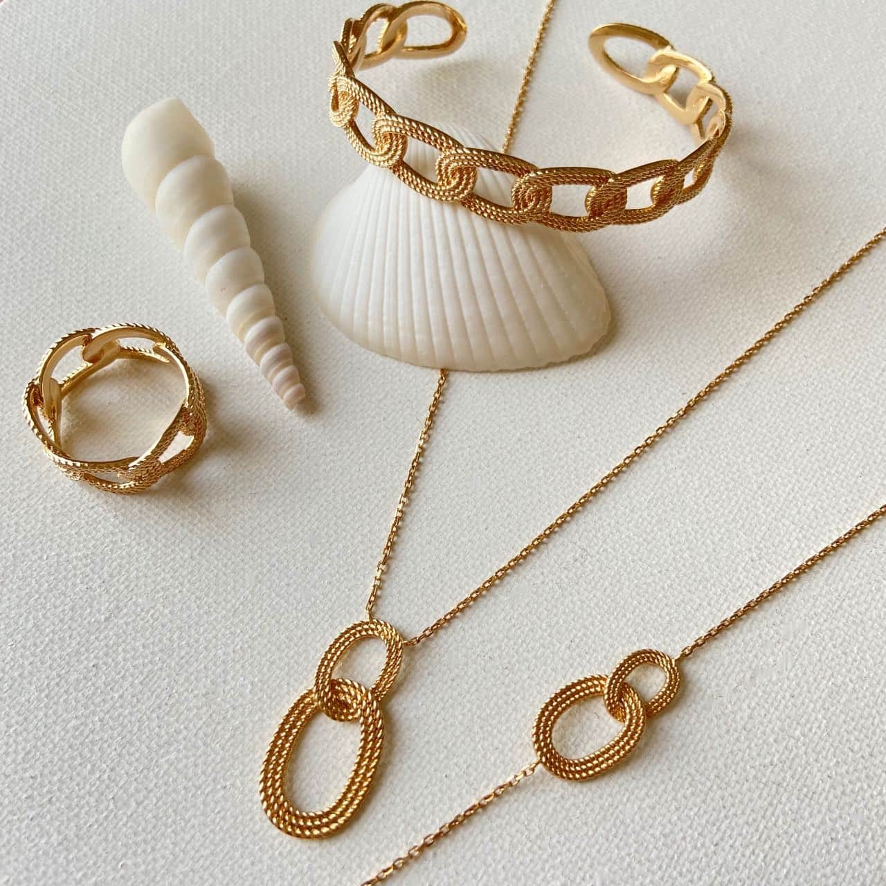 bracelet jonc plaqué or anneaux entrelacés