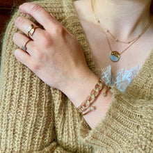 femme portant des bijoux plaqué or