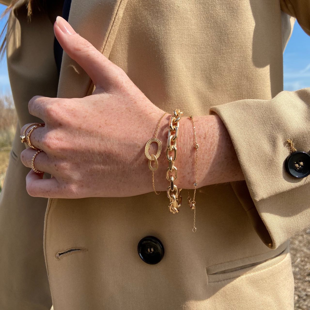 Bracelet gros maillon Josephine accompagné de bracelets chaines