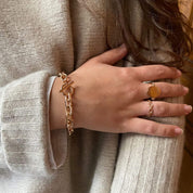 Jeune femme portant des bijoux plaqué or