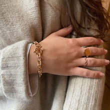 Jeune femme portant des bijoux plaqué or