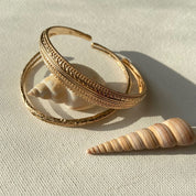 Bracelet jonc plaqué or décor coquillage